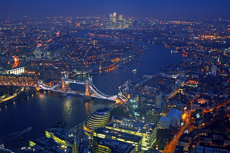 夜晚英国的历史日落时伦敦屋顶观视全景城市建筑和泰晤士河塔大桥夜幕下图片