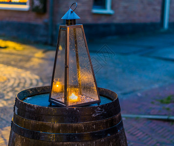 灯桶屋闪亮的优质在玻璃金字塔上点燃蜡烛城市灯装饰背景