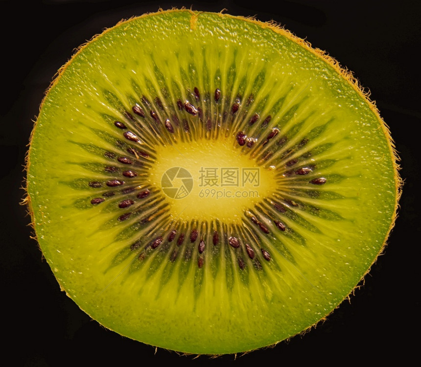 甜点近距离剪切一半的基威水果在黑色背景下拍摄猕猴桃素食主义者图片