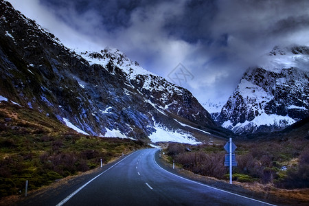 米尔福德岩石风景冬天前往密尔福德的米高山公路在新西兰最受欢迎的旅游目地背景