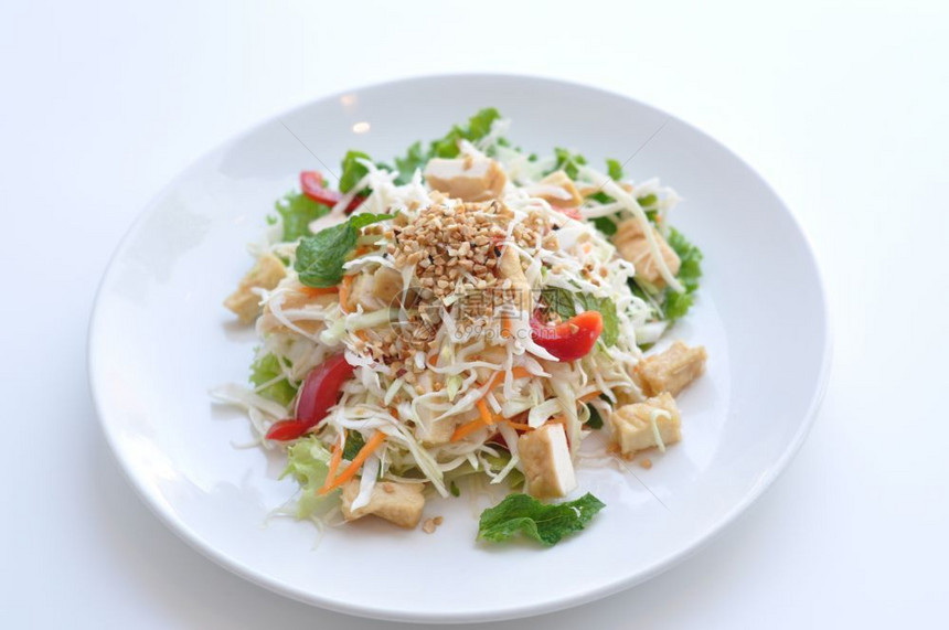 晚餐开胃菜Goi经典的越南沙拉菜卷心胡萝卜软薄荷鸡肉或豆腐和香酸酱美味的图片