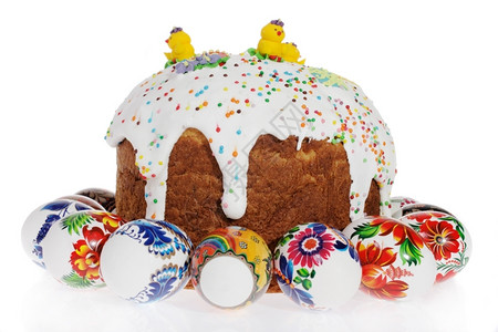 盘子俄罗斯复活节蛋糕和彩色东方鸡蛋白底孤立于俄罗斯红色的新鲜图片