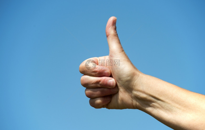 成功的蓝天上手举拇指的雌协议联合的图片