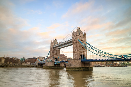 城市欧洲的伦敦天际线与大塔桥在英国的黄昏旅游图片
