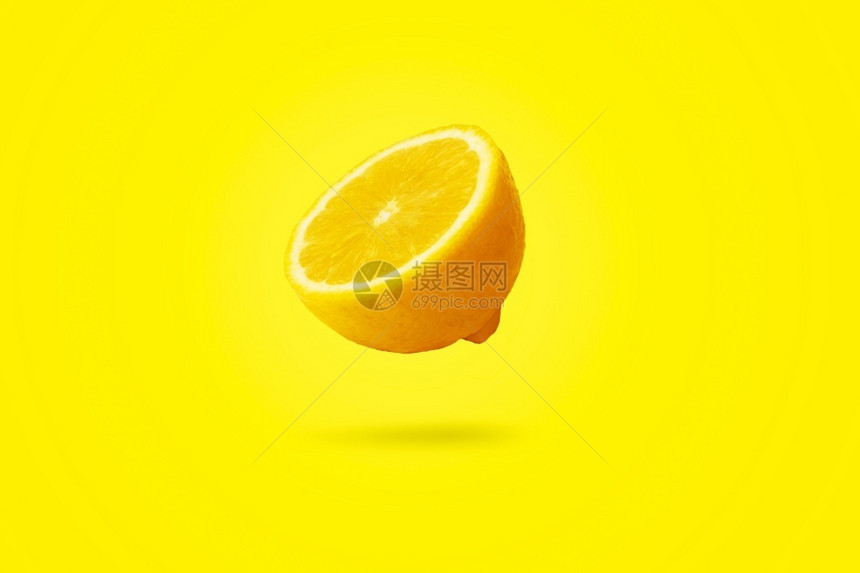 飞维他命新鲜的切片柠檬在黄色背景上悬浮图片