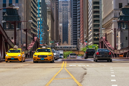 芝加哥市中心与人火车汽和公共的交通当代高架人们图片