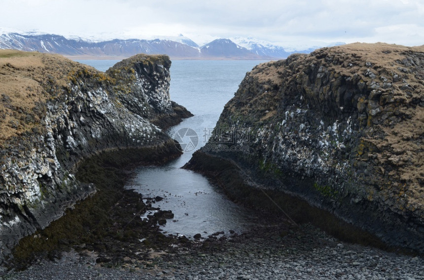 火山冰岛的风景优美海岸有黑沙石滩和熔岩图片