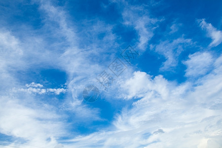 天气之子蓝色的风景季节有云彩的天空一些云彩的明亮天空设计图片