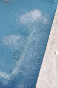 浴缸池里的蓝色美丽水泡假期一种现代的背景图片