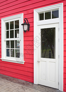 白窗和门的红木墙户外老屋图片