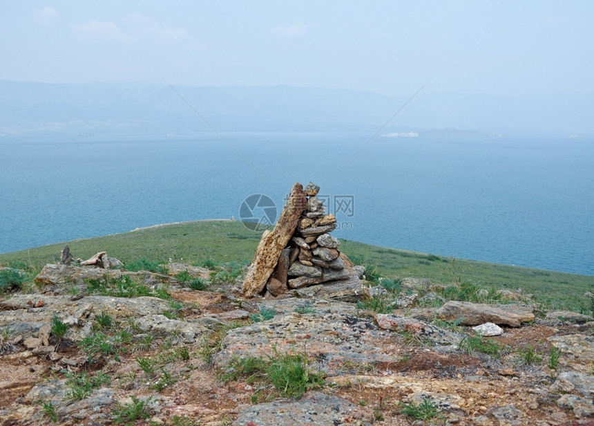 海峡地标Ovoo神圣石块堆积在奥戈伊岛这是Baikal湖的MaloeMorestrait最大的岛屿蓝色图片