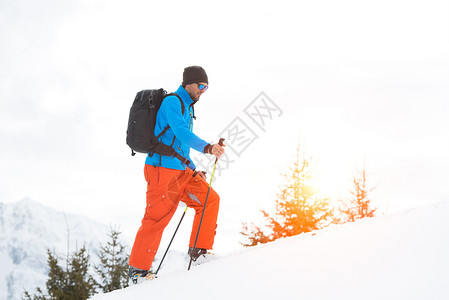 冬季滑雪的运动者登山图片