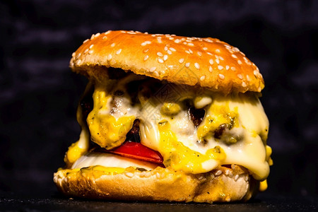 三明治一顿饭洋葱黑色背景的新鲜美味牛肉芝士汉堡和熔化乳酪详细数据图片