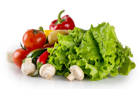 食物白色背景中分离的新鲜生蔬菜和天然健康食品的概念白色背景中分离的新鲜生蔬菜和香洋葱背景图片