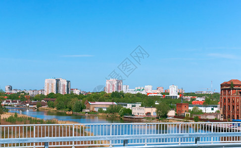 现代的河边城市桥上看河边高层建筑桥上看城市河边高层建筑西方学图片