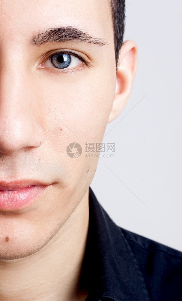 严肃的摆姿势吸引人蓝眼睛年轻男子的时装肖像OBS模型使用隐形接触图片
