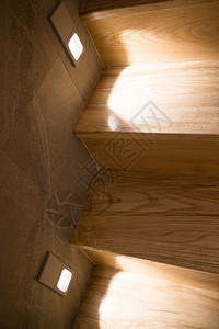 正方形周围住宅带壁灯的木制楼梯台阶库存照片图片