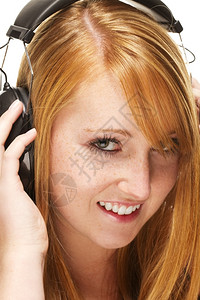 笑年轻的红发女人听音乐年轻的红发女人在白色背景上听音乐女头发图片