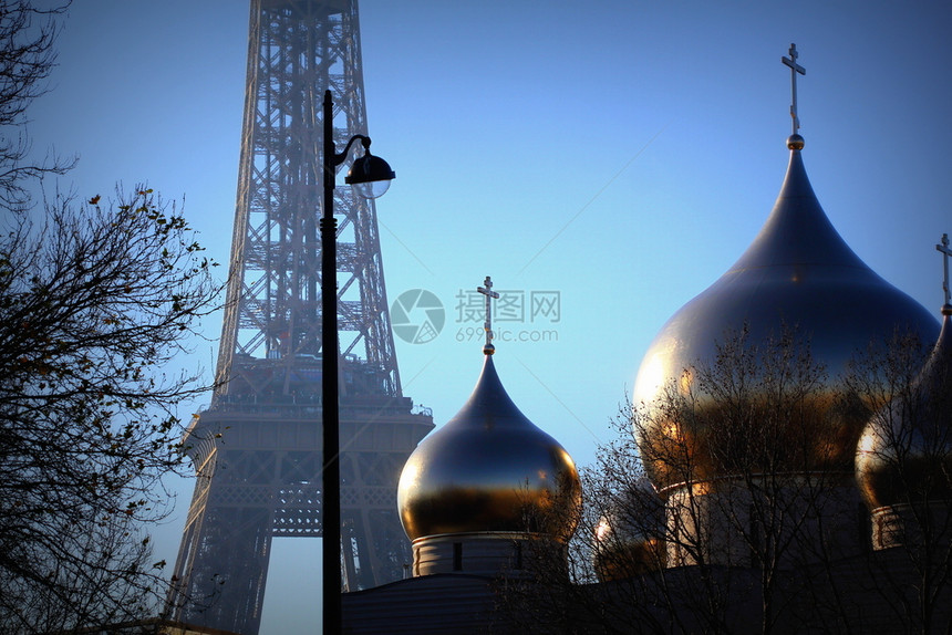 俄罗斯正统巴黎埃菲尔铁塔附近的CathedraledelaSainteTrinite圣弗拉基米尔2016年欧洲的金子图片