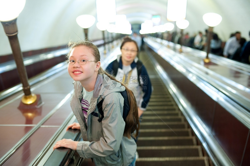 一种人们灯1岁女孩乘地铁扶梯升起图片