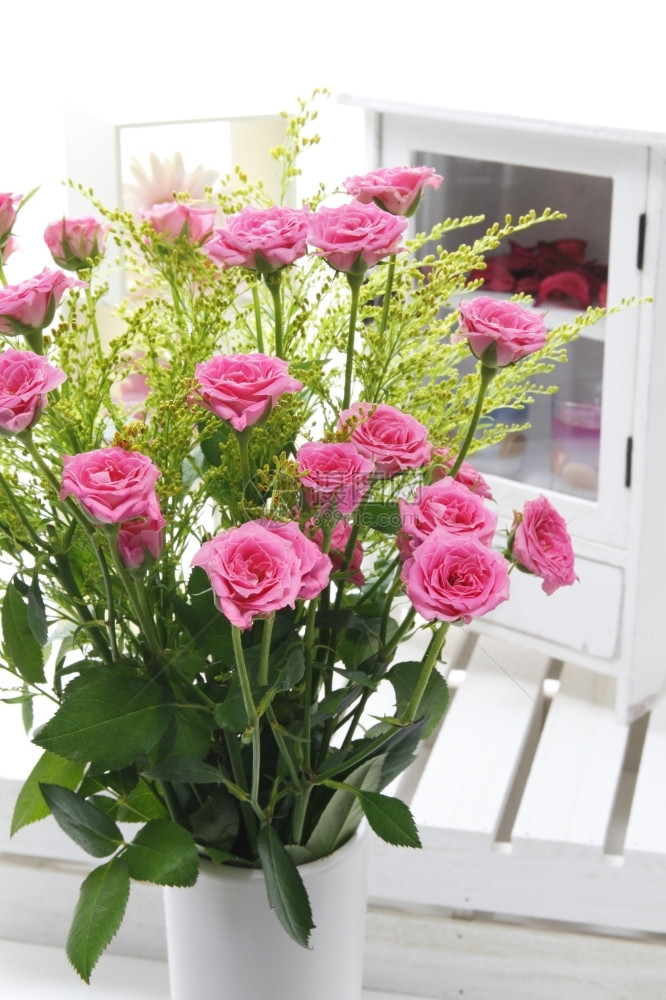 粉红玫瑰园艺花束图片