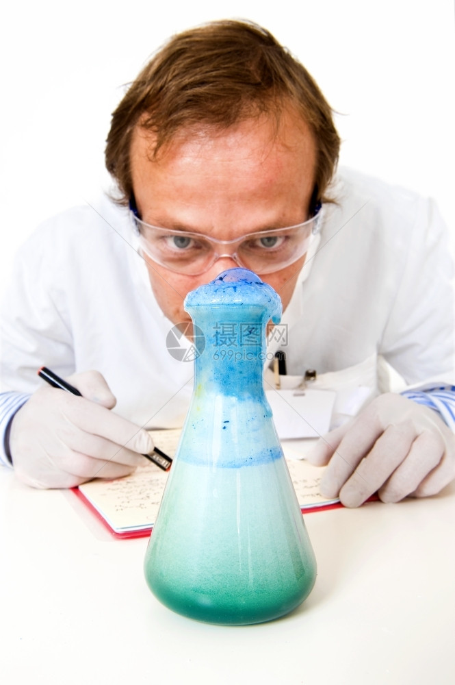 倾斜Chemist仔细分析衣物酒瓶中的菲兹安全居中图片
