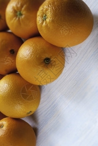 橘子风化木制桌边的橙子在木制背景上的新鲜橙子成熟节食图片