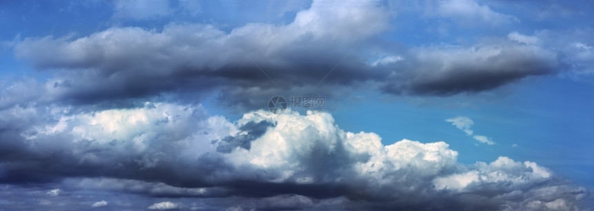 气象夏天强大的风云空全景图片
