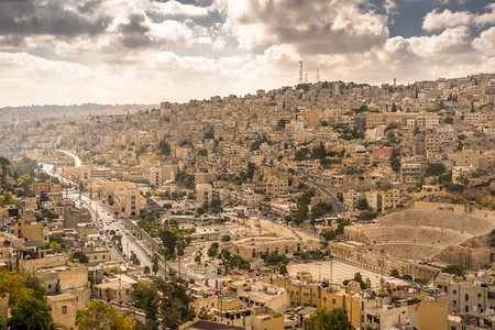约旦人东旅游约旦首都安曼市的空中观察约旦首都天线背景