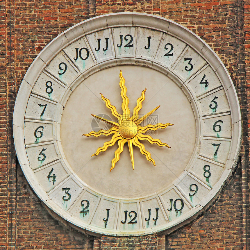 威尼斯坎波桑蒂阿斯托利的钟楼有金太阳建造旅游复古的图片