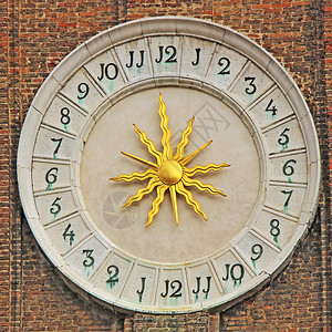 威尼斯坎波桑蒂阿斯托利的钟楼有金太阳建造旅游复古的高清图片