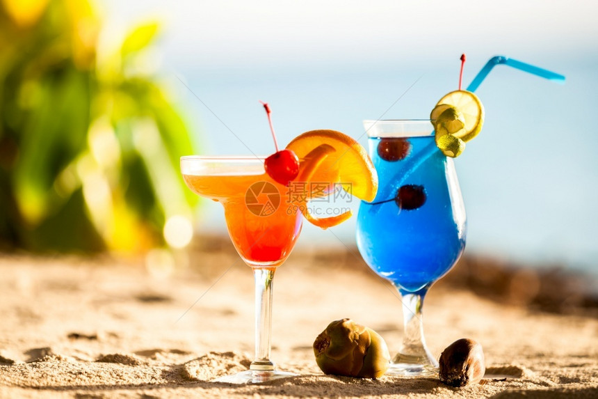 马尔代夫沙滩上多彩的鸡尾酒热带水果海洋图片