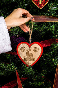 冷杉分支装饰圣诞树手把装饰品放在壁架树枝上圣诞节挂的装饰品冬天图片