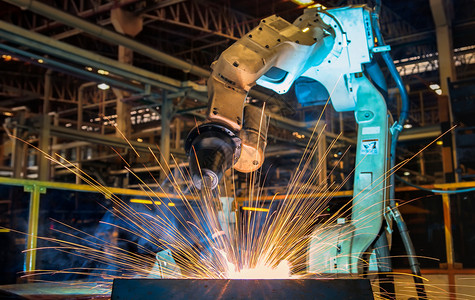 机器人在汽车厂焊接金属图片