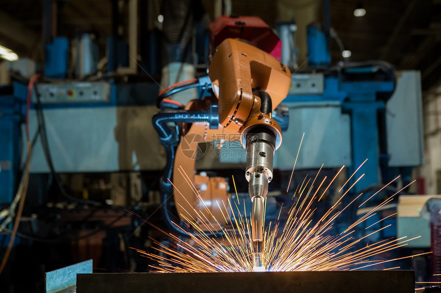 机器人在汽车厂焊接金属图片
