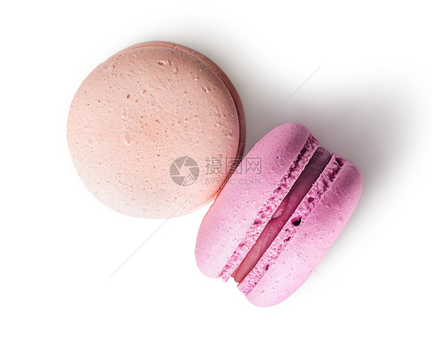 白色背景的两张马卡龙海面粉红色顶部视图2张马卡龙海面粉红色顶部视图饼干蛋白酥皮优质的图片
