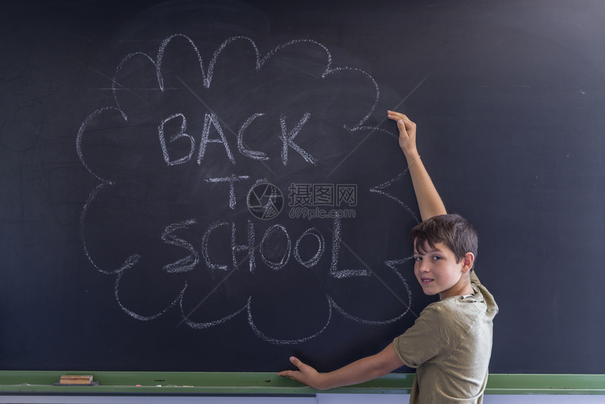 带回学校的青少年和黑板写成教育概念种族学生课堂图片