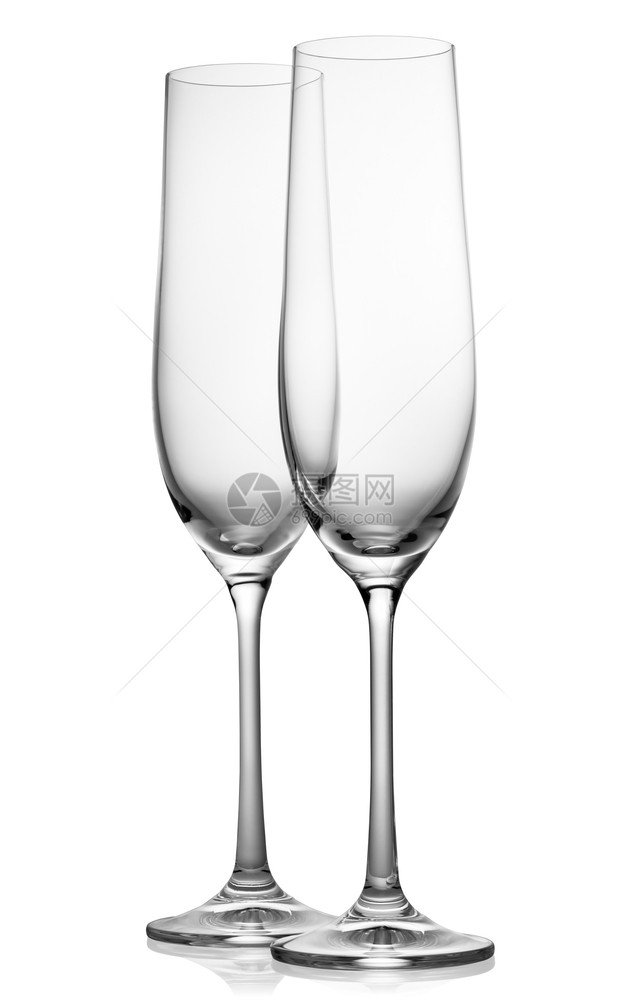 饮料餐具垂直的两杯空子为Caronaign隔离在白色背景上的杯子为Caparaign空杯子图片