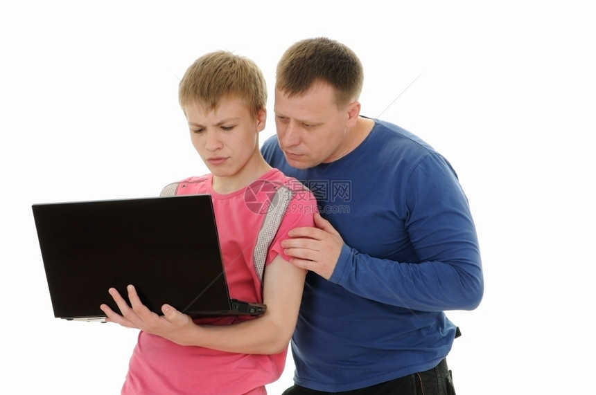 男父亲和儿子用笔记本电脑看白种背景的孤立积极活动图片