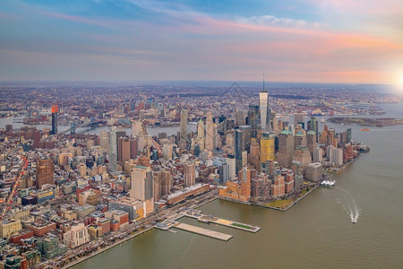 都会日落时曼哈顿天线的空中视图美国纽约市中心美国人天际线高清图片素材
