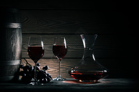 眼镜干净的桌子承接人两杯红酒和木桶放在制桌边的导人两杯红酒和木制桶子图片