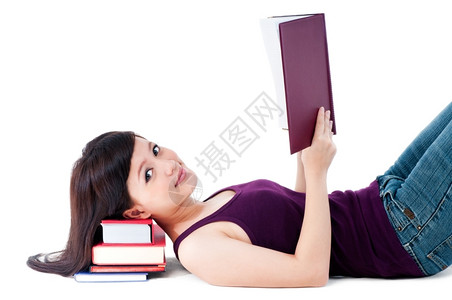 亚洲人学者白色的可爱年轻女子躺在地板上头靠书本休息图片