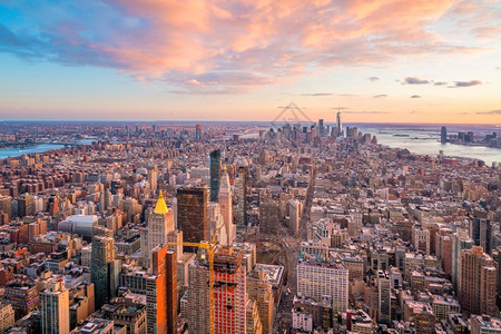 商业旅行黄昏美国纽约市日落时曼哈顿天线的空中景象办公室高清图片素材