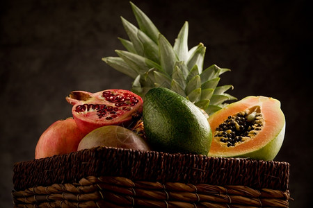 一篮子照片在农村背景面前盛满美味热带水果的篮子多汁粒状食物图片