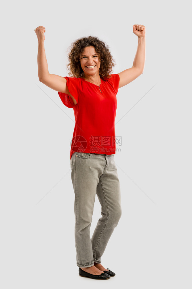 一个快乐的中年黑发女人肖像手举起来表示胜利女士微笑漂亮的图片