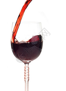 酒厂红葡萄倒入白底的晶玻璃杯中豪饮料图片