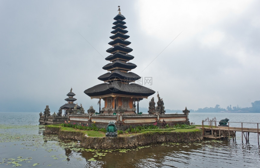 巴厘岛乌伦达努布拉坦神庙旅游平静的崇拜图片