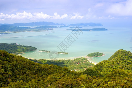 旅行地平线山从海岸和热带岛屿高处的景象图片