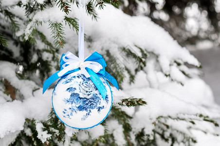 圣诞和新年装饰手工制作的圣诞球季节树冬天图片