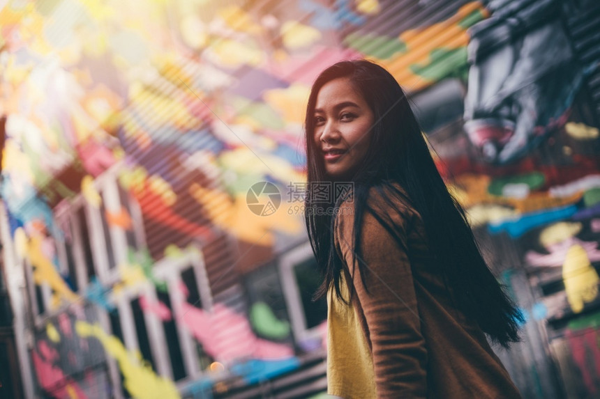 年轻漂亮时髦女肖像街道跳美丽的图片